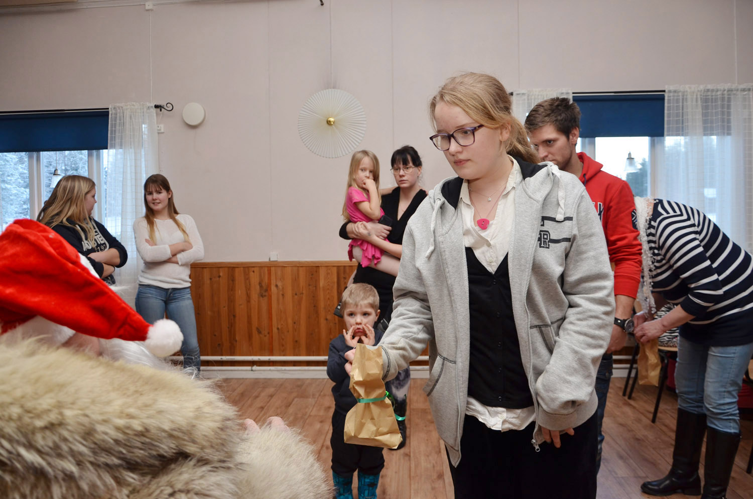 Röste.nu – Röstebilder – Julgransplundring i Dönjegården 2017