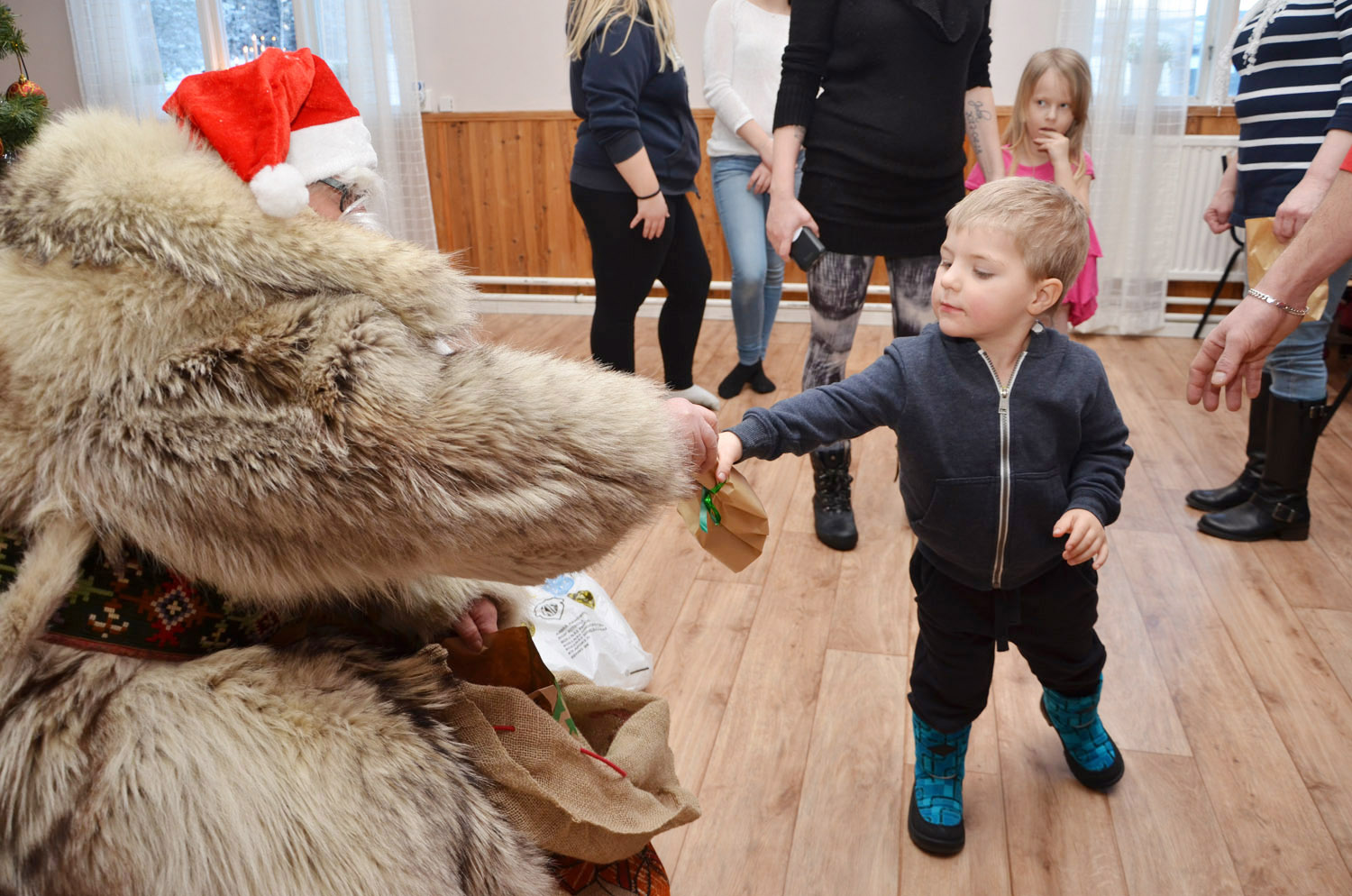 Röste.nu – Röstebilder – Julgransplundring i Dönjegården 2017