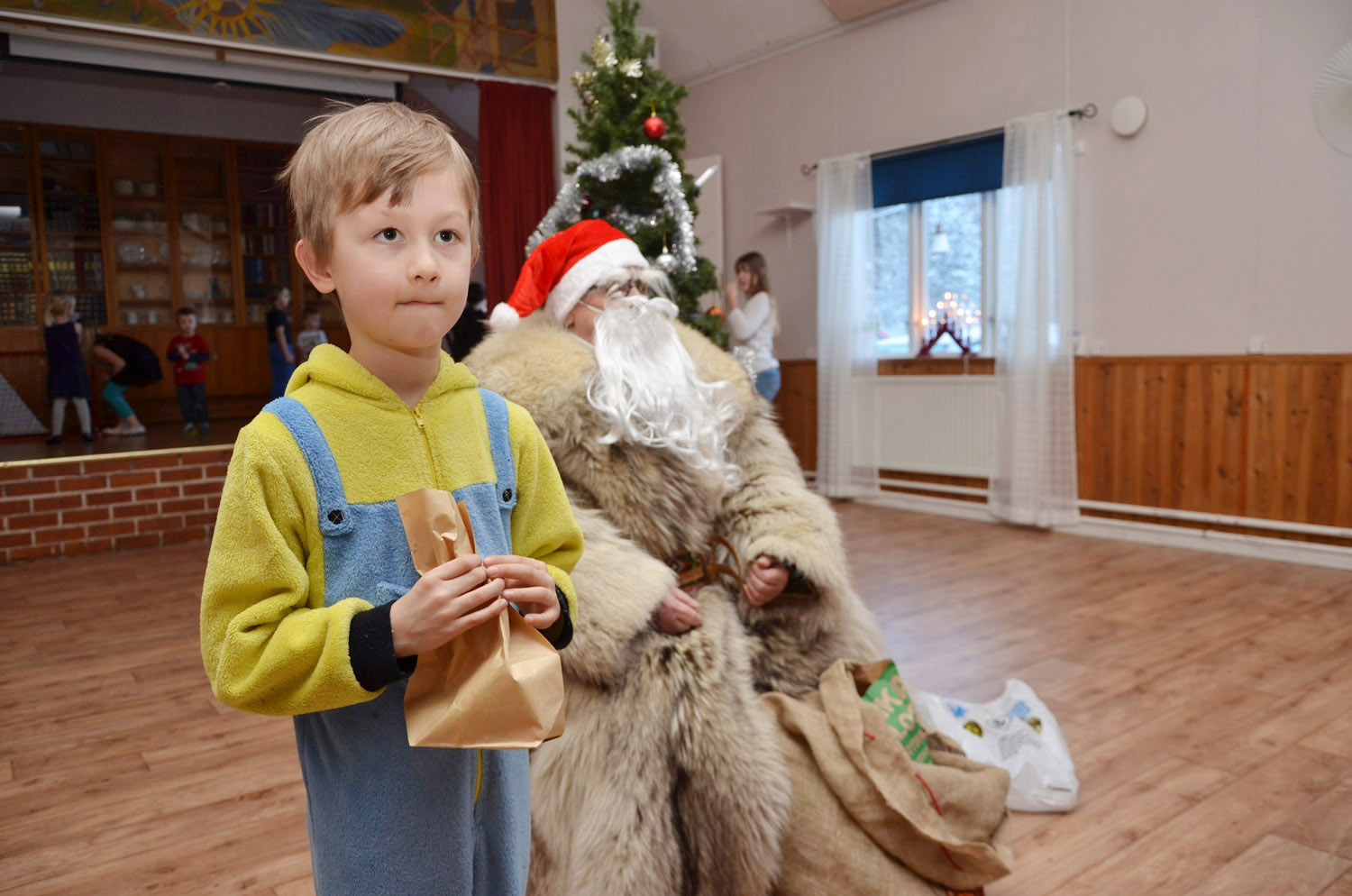 Röste.nu – Röstebilder – Julgransplundring i Dönjegården 2017
