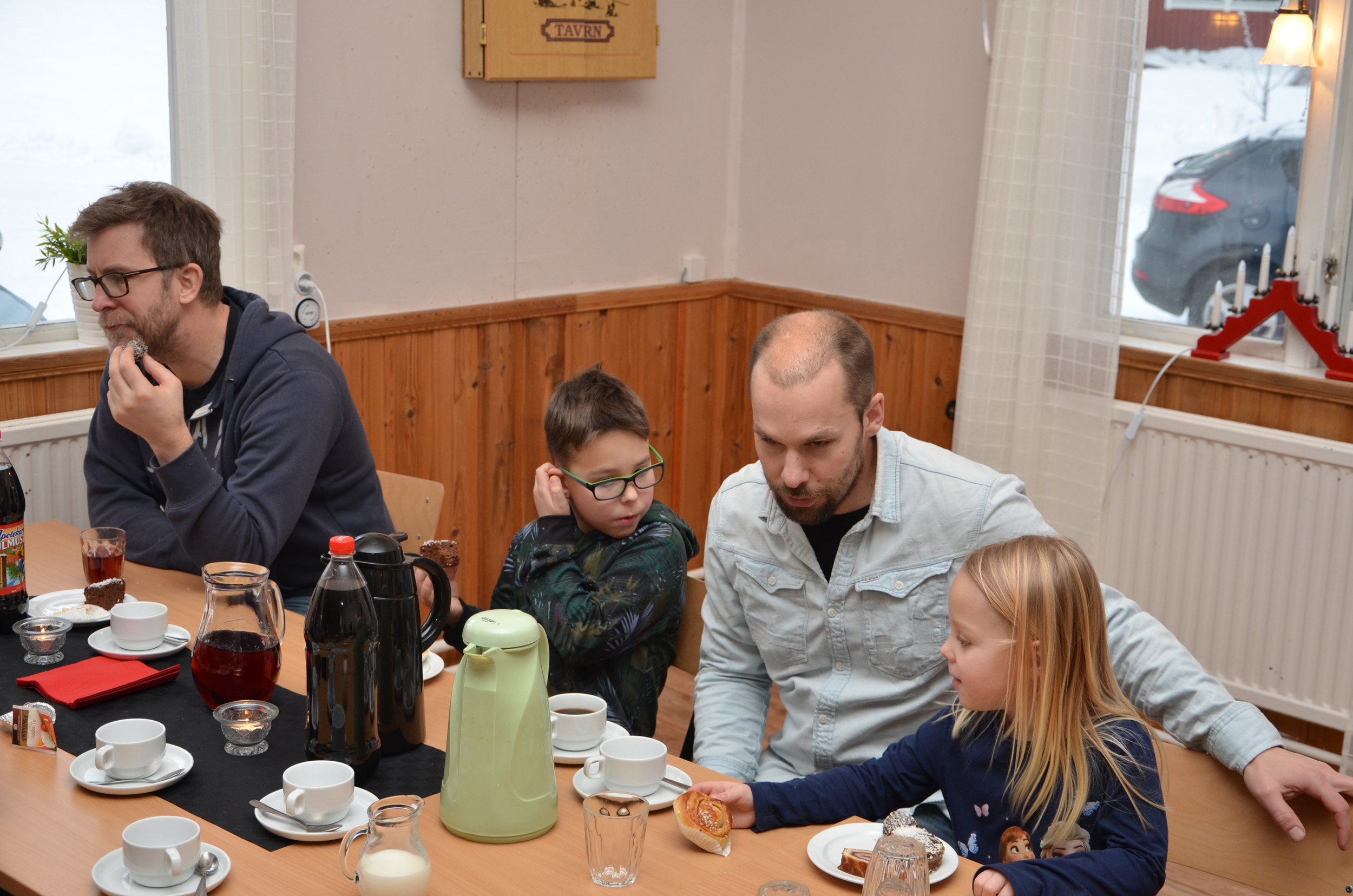 Röste.nu – Röstebilder – Julgransplundring i Dönjegården 2018