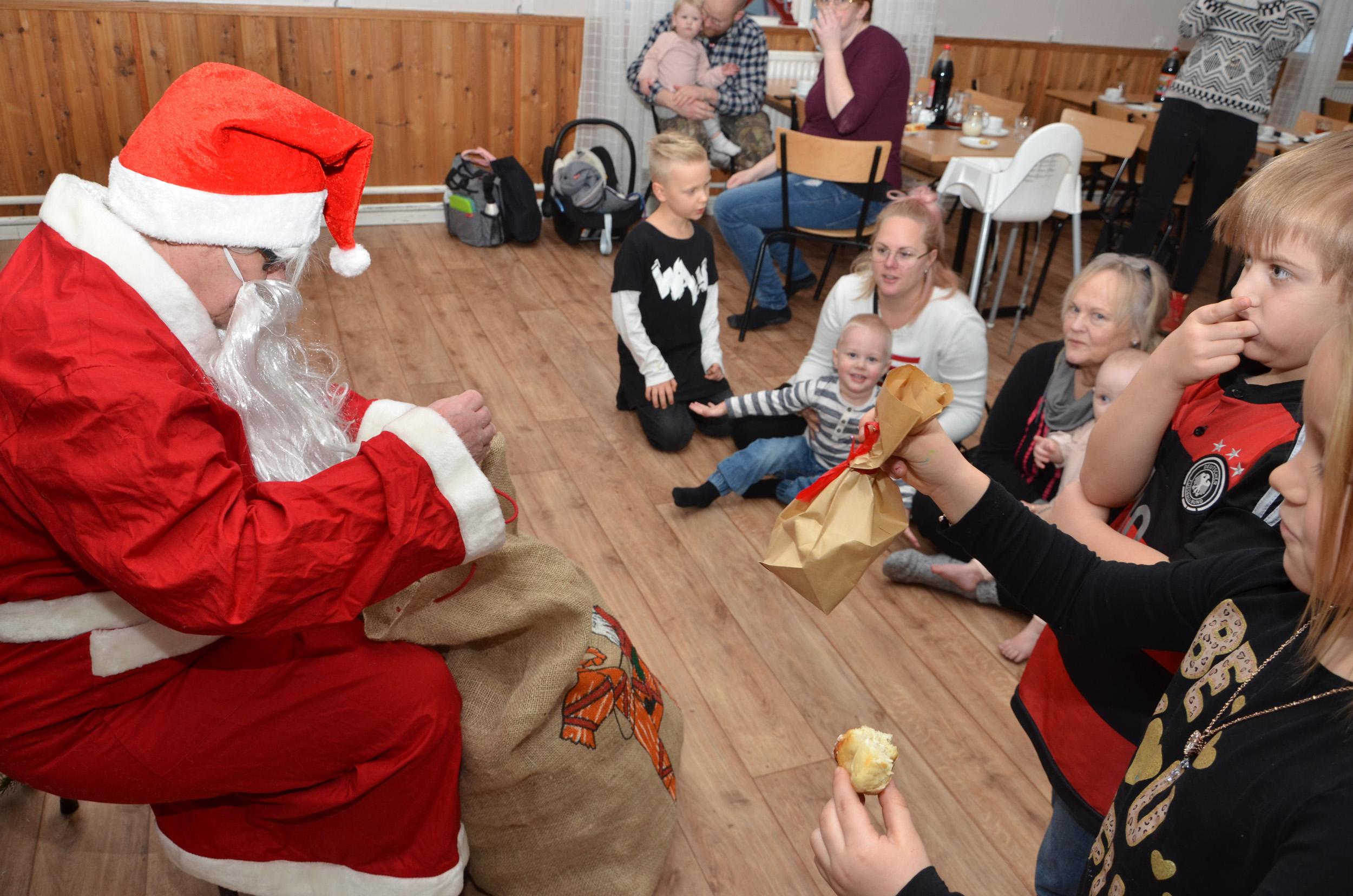 Röste.nu – Röstebilder – Julgransplundring i Dönjegården 2018