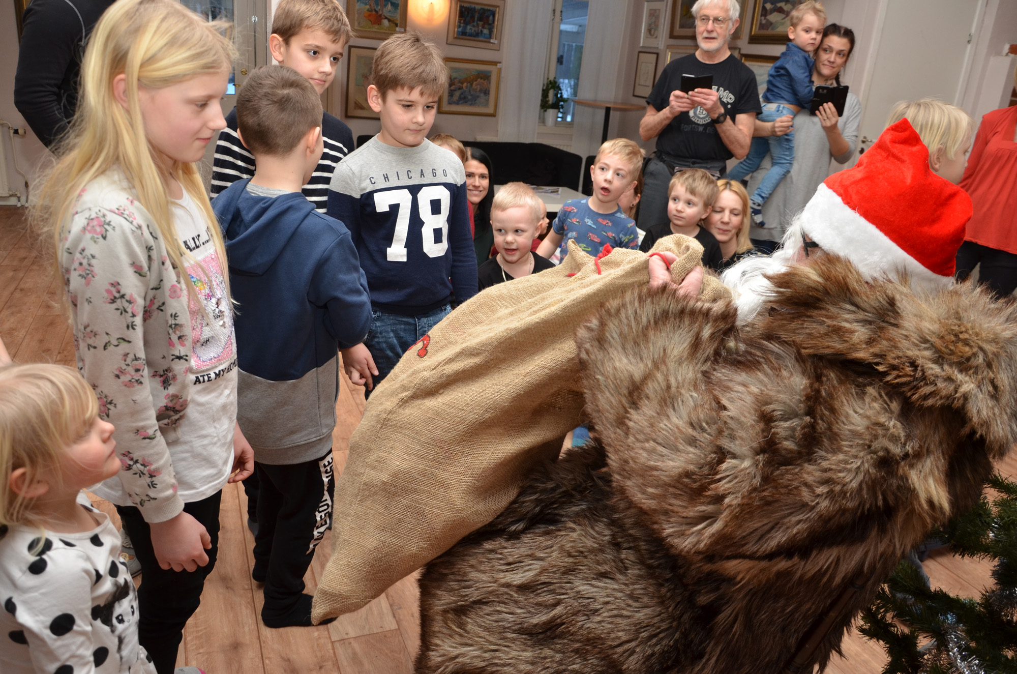 Röste.nu – Röstebilder – Julgransplundring i Dönjegården 2019