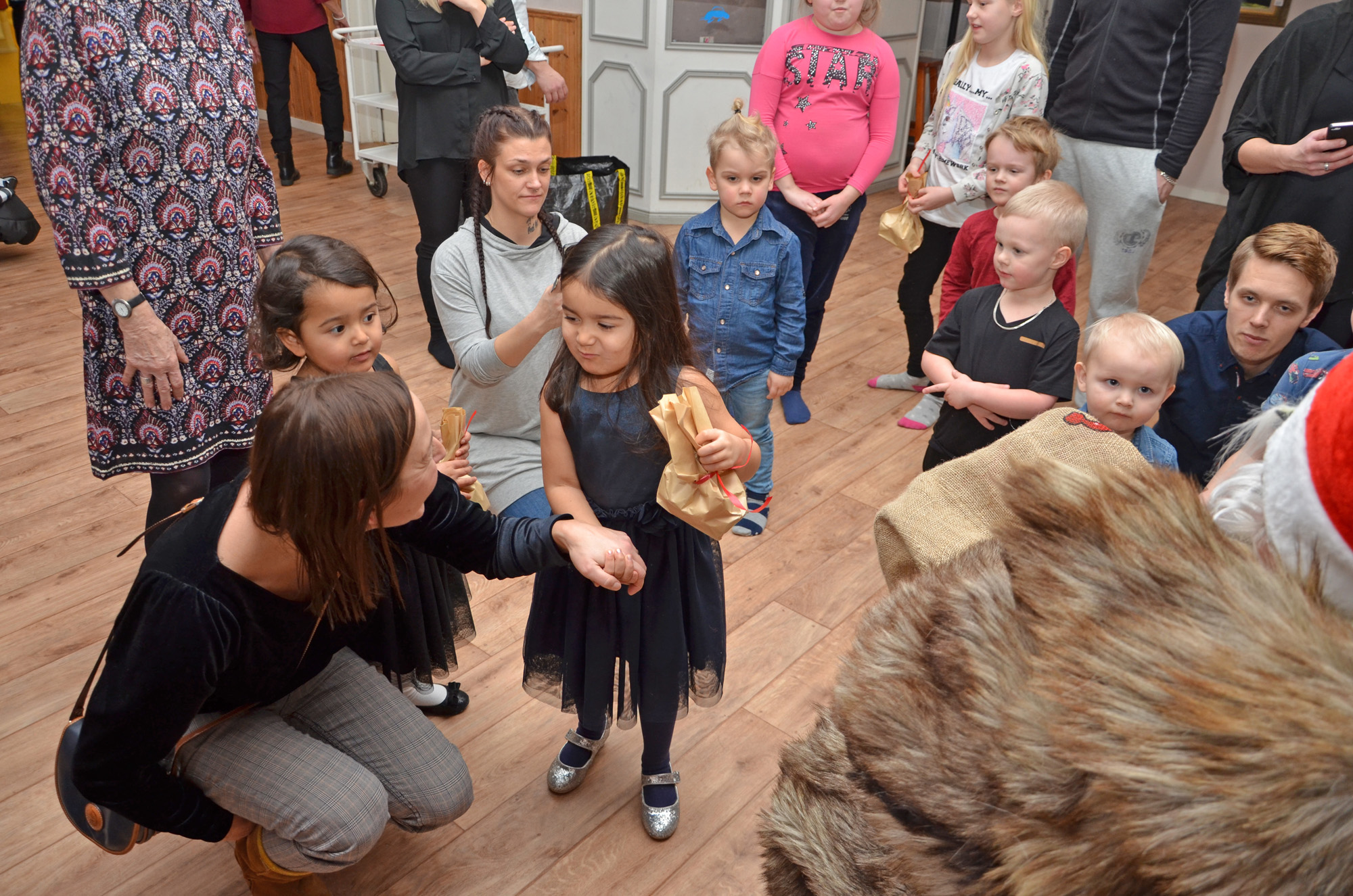 Röste.nu – Röstebilder – Julgransplundring i Dönjegården 2019