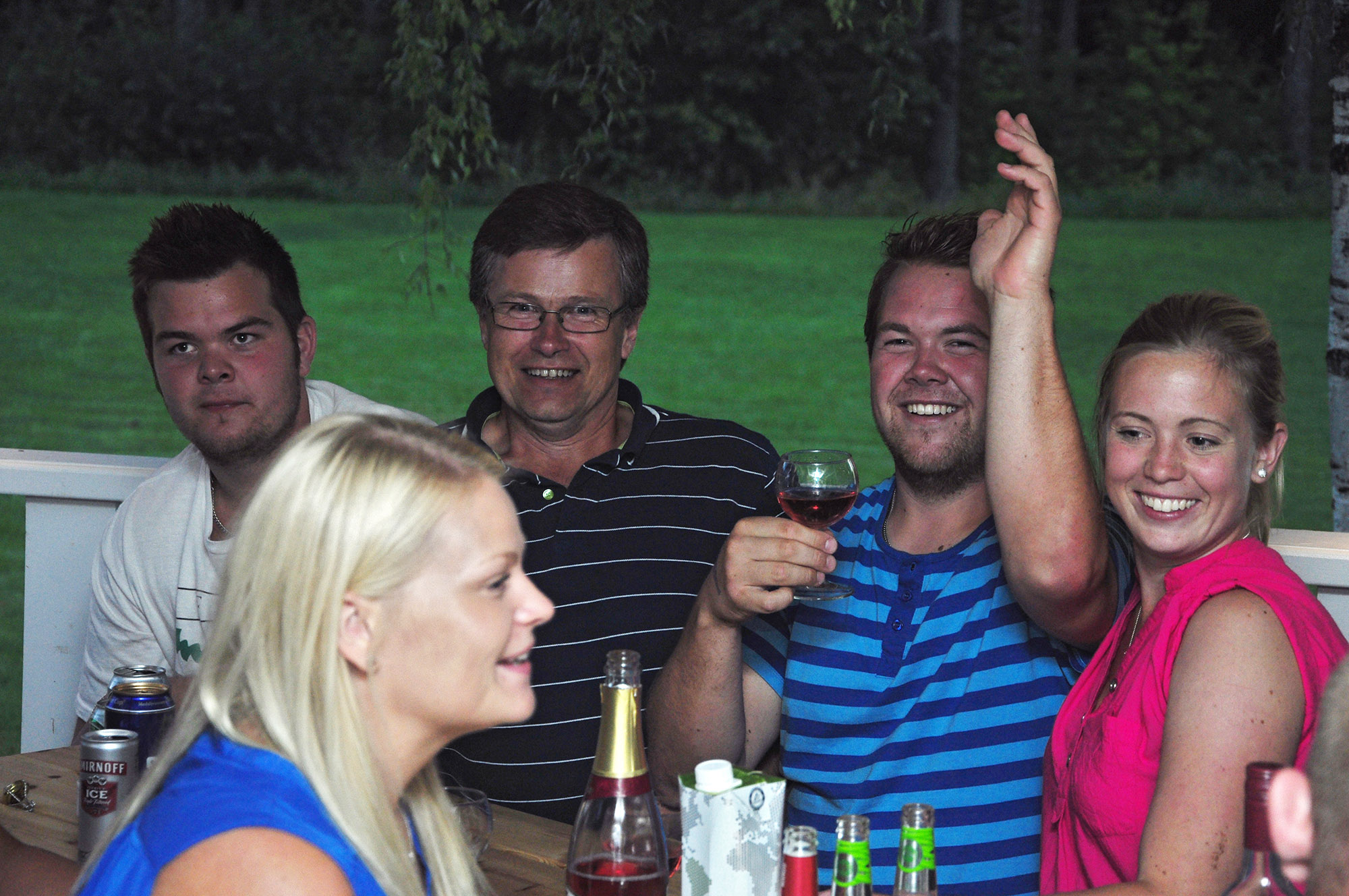 Röste.nu – Röstebilder – Konsert med Pelle Med Två (å nå’n till) på Dönjegården 2013