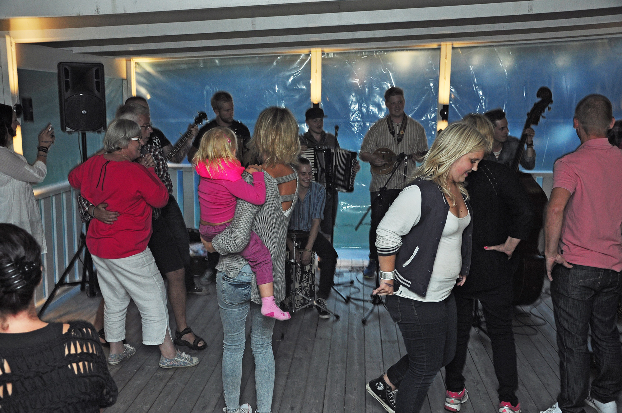 Röste.nu – Röstebilder – Konsert med Pelle Med Två (å nå’n till) på Dönjegården 2013