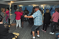 Röste.nu – Röstebilder – Konsert med Pelle Med Två på Dönjegården 2013