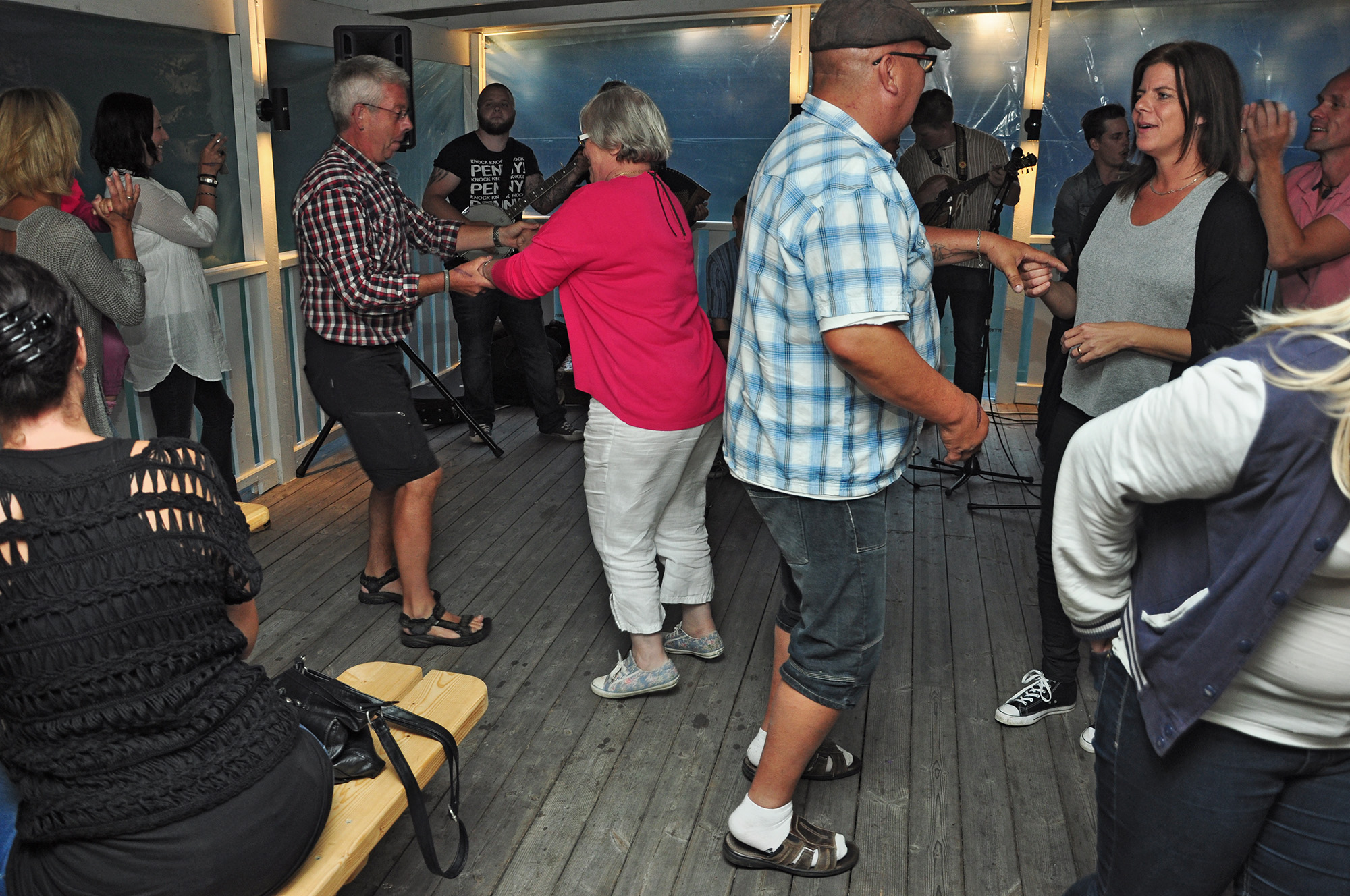 Röste.nu – Röstebilder – Konsert med Pelle Med Två (å nå’n till) på Dönjegården 2013