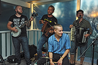 Röste.nu – Röstebilder – Konsert med Pelle Med Två på Dönjegården 2013