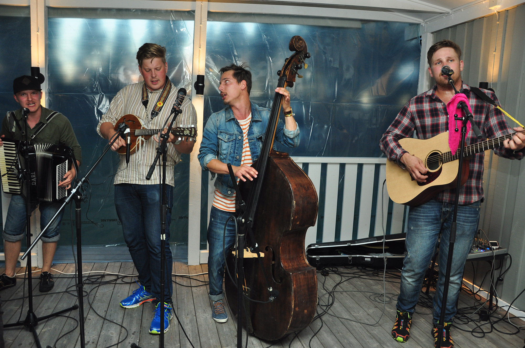 Röste.nu – Röstebilder – Konsert med Pelle Med Två (å nå’n till) på Dönjegården 2013