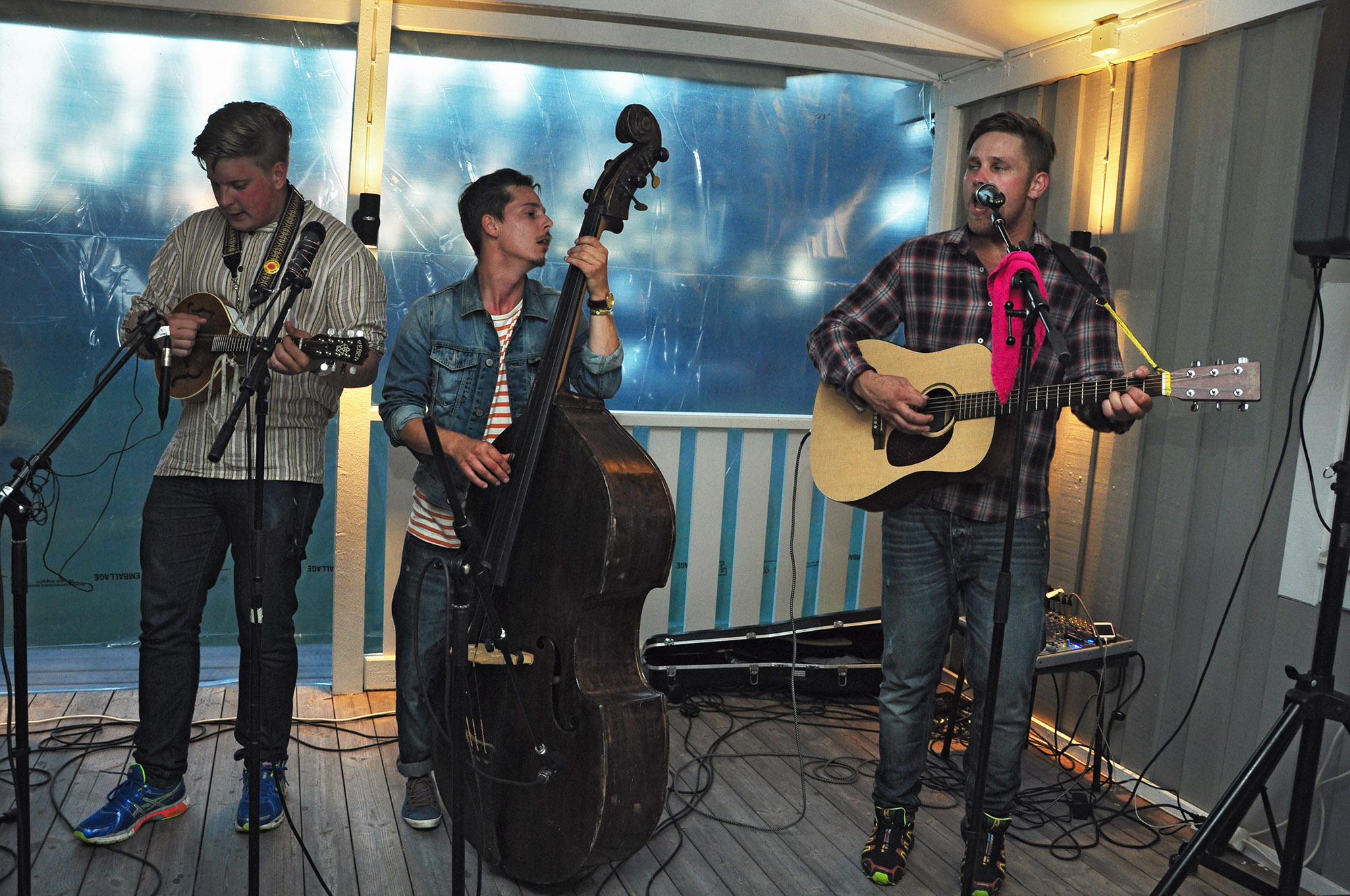 Röste.nu – Röstebilder – Konsert med Pelle Med Två (å nå’n till) på Dönjegården 2013