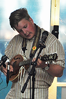 Röste.nu – Röstebilder – Konsert med Pelle Med Två på Dönjegården 2013