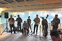 Röste.nu – Röstebilder – Konsert med Pelle Med Två på Dönjegården 2013