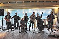 Röste.nu – Röstebilder – Konsert med Pelle Med Två på Dönjegården 2013