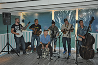 Röste.nu – Röstebilder – Konsert med Pelle Med Två på Dönjegården 2013