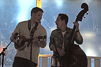 Röste.nu – Röstebilder – Konsert med Pelle Med Två på Dönjegården 2013