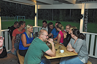 Röste.nu – Röstebilder – Konsert med Pelle Med Två på Dönjegården 2013