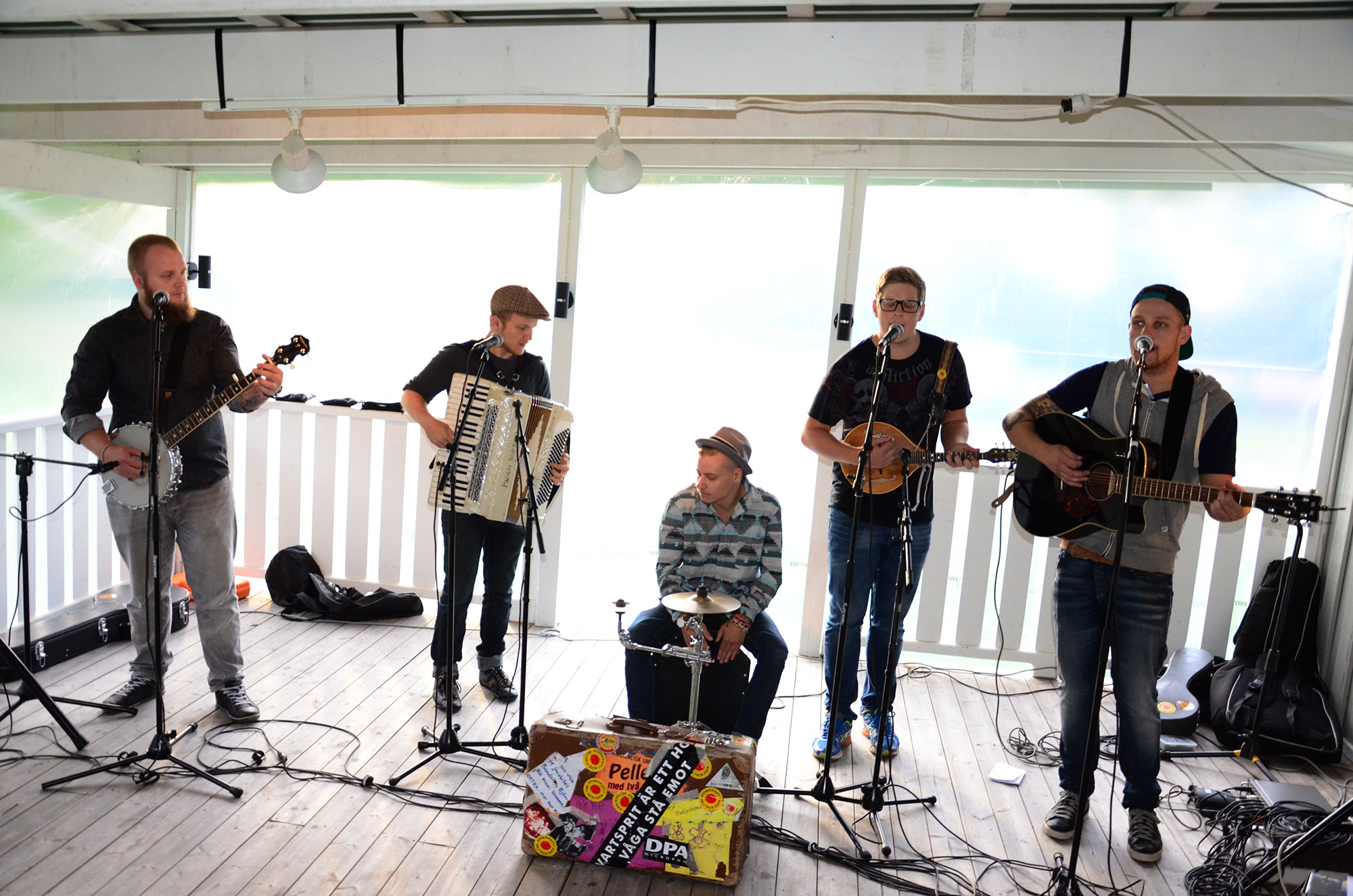 Röste.nu – Röstebilder – Konsert med Pelle Med Två (å nå’n till) på Dönjegården 2014