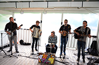 Röste.nu – Röstebilder – Pelle Med Två (å nå’n till) på Dönjegården 2014