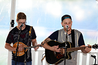 Röste.nu – Röstebilder – Pelle Med Två (å nå’n till) på Dönjegården 2014