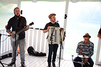 Röste.nu – Röstebilder – Pelle Med Två (å nå’n till) på Dönjegården 2014