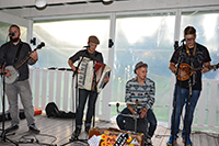 Röste.nu – Röstebilder – Pelle Med Två (å nå’n till) på Dönjegården 2014