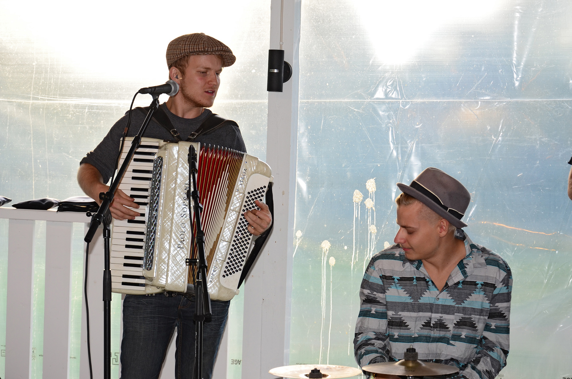 Röste.nu – Röstebilder – Konsert med Pelle Med Två (å nå’n till) på Dönjegården 2014