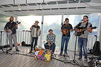 Röste.nu – Röstebilder – Pelle Med Två (å nå’n till) på Dönjegården 2014