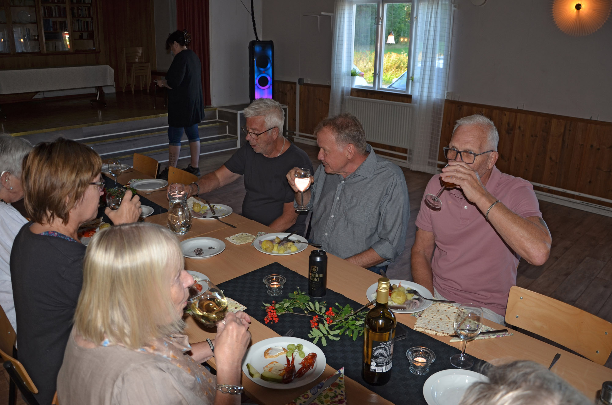 Röste.nu – Röstebilder – Kräft- och surströmmingsfest i Dönjegården 2024