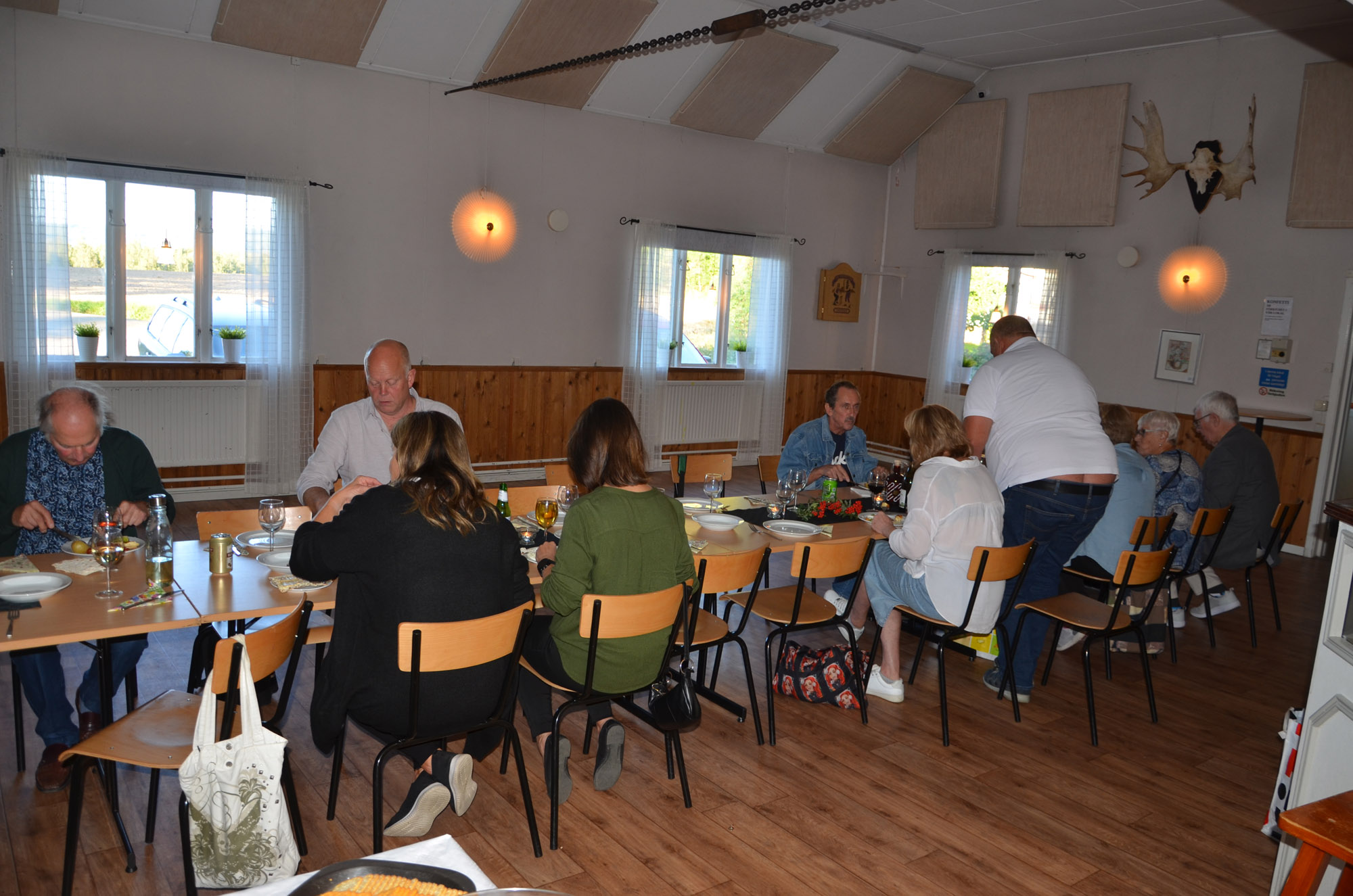 Röste.nu – Röstebilder – Kräft- och surströmmingsfest i Dönjegården 2024