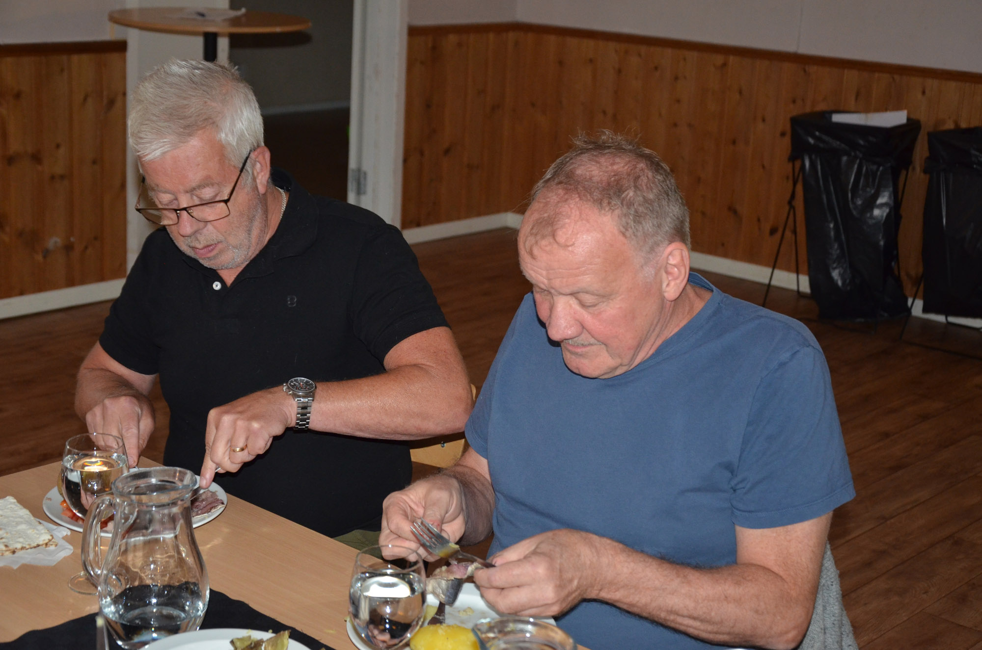 Röste.nu – Röstebilder – Kräft- och surströmmingsfest i Dönjegården 2025