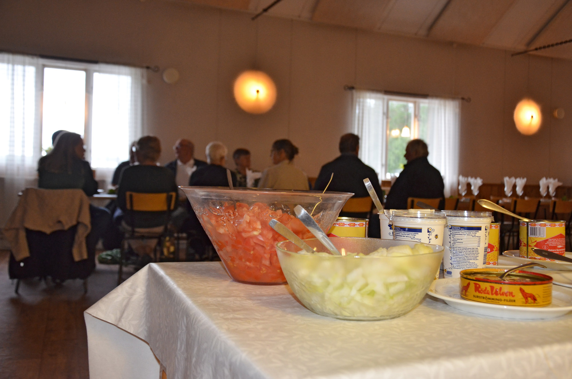 Röste.nu – Röstebilder – Kräft- och surströmmingsfest i Dönjegården 2025