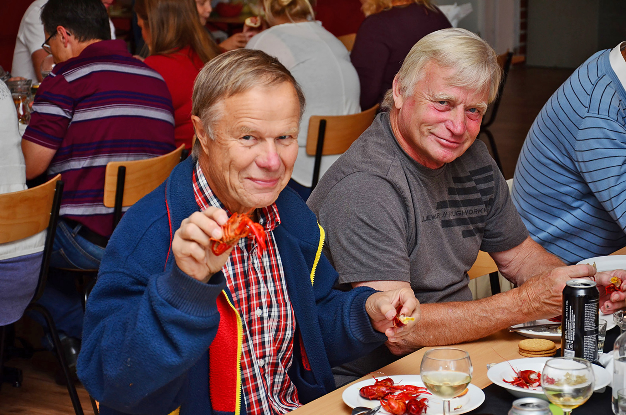 Röste.nu – Röstebilder – Kräft- och surströmmingsfest i Dönjegården 2015
