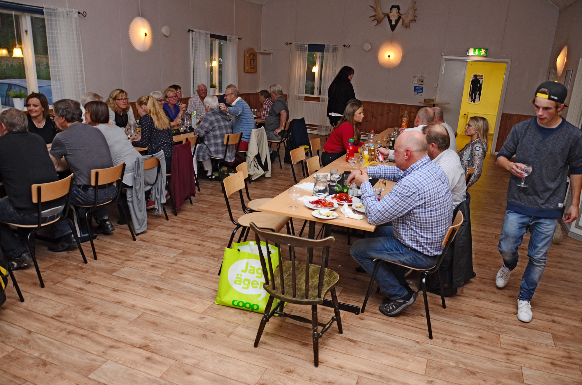 Röste.nu – Röstebilder – Kräft- och surströmmingsfest i Dönjegården 2015