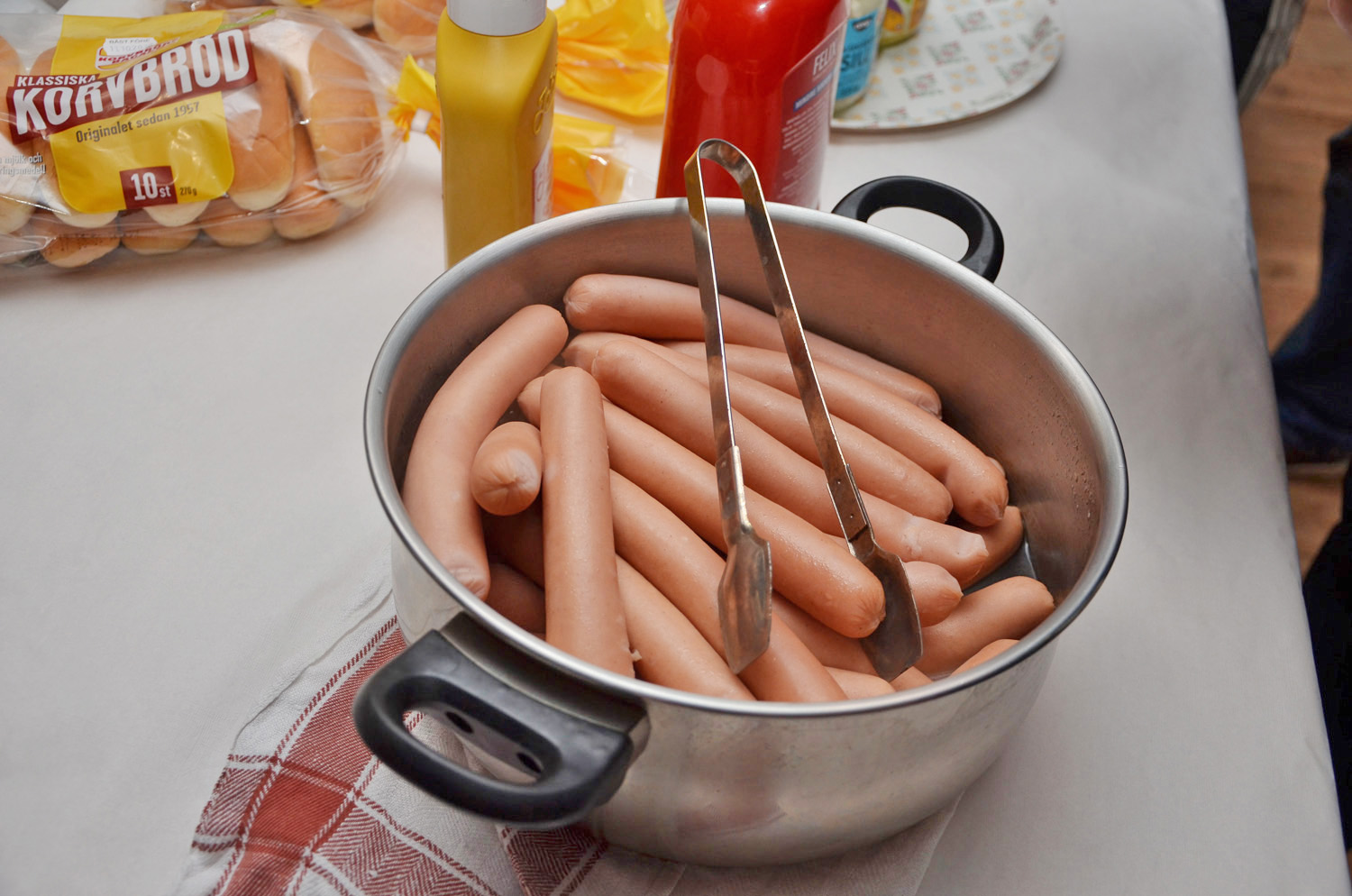 Röste.nu – Röstebilder – Kräft- och surströmmingsfest i Dönjegården 2017