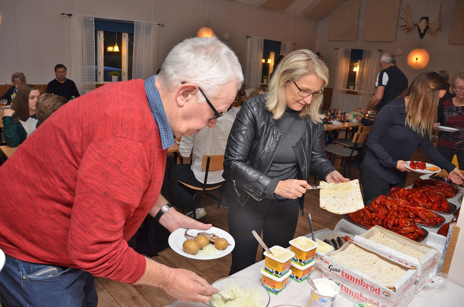 Röste.nu – Röstebilder – Kräft- och surströmmingsfest i Dönjegården 2017