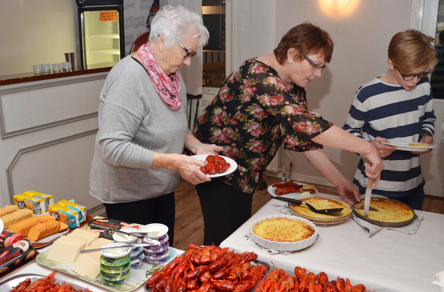 Röste.nu – Röstebilder – Kräft- och surströmmingsfest i Dönjegården 2017