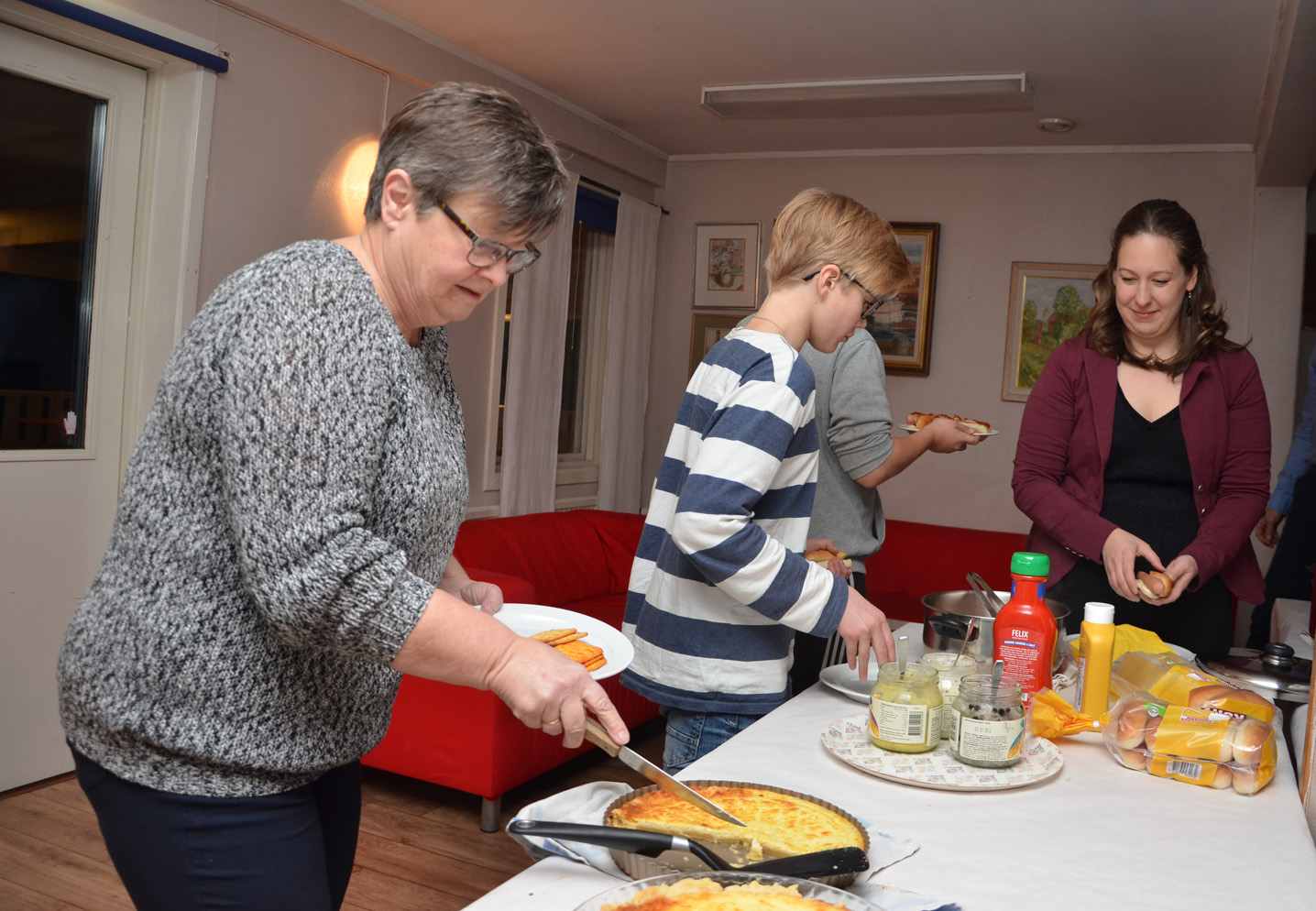 Röste.nu – Röstebilder – Kräft- och surströmmingsfest i Dönjegården 2017
