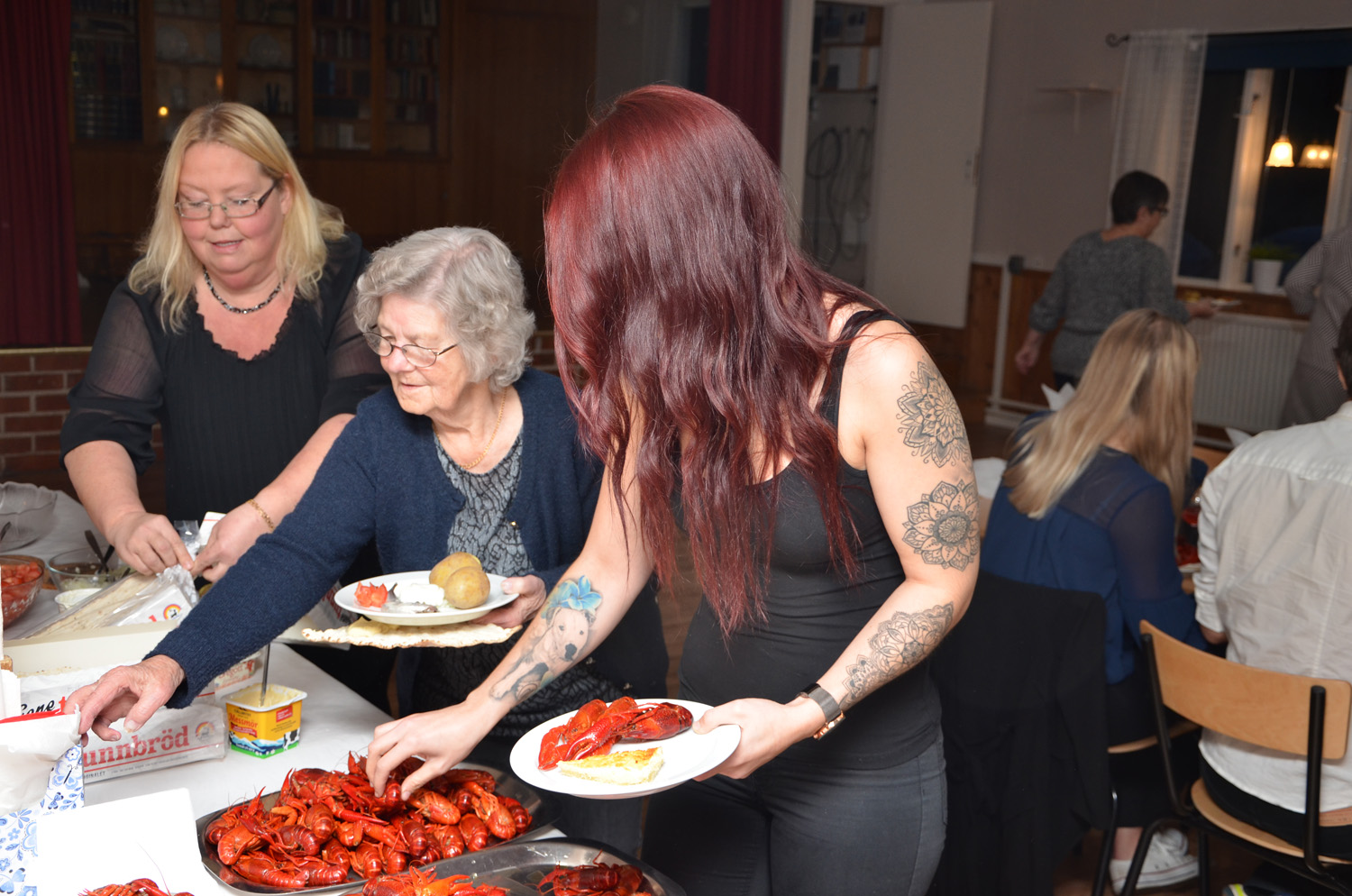 Röste.nu – Röstebilder – Kräft- och surströmmingsfest i Dönjegården 2017