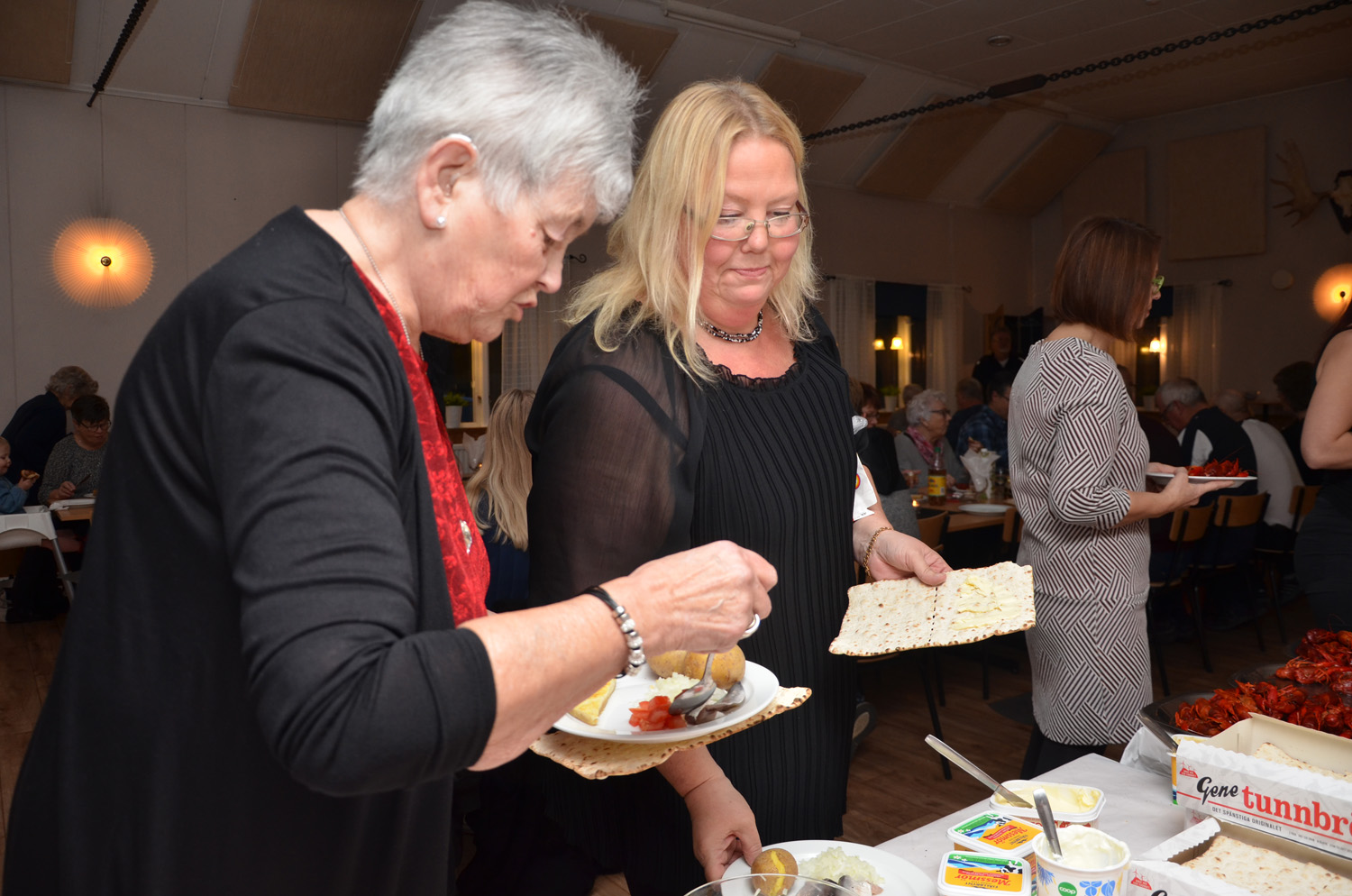 Röste.nu – Röstebilder – Kräft- och surströmmingsfest i Dönjegården 2017