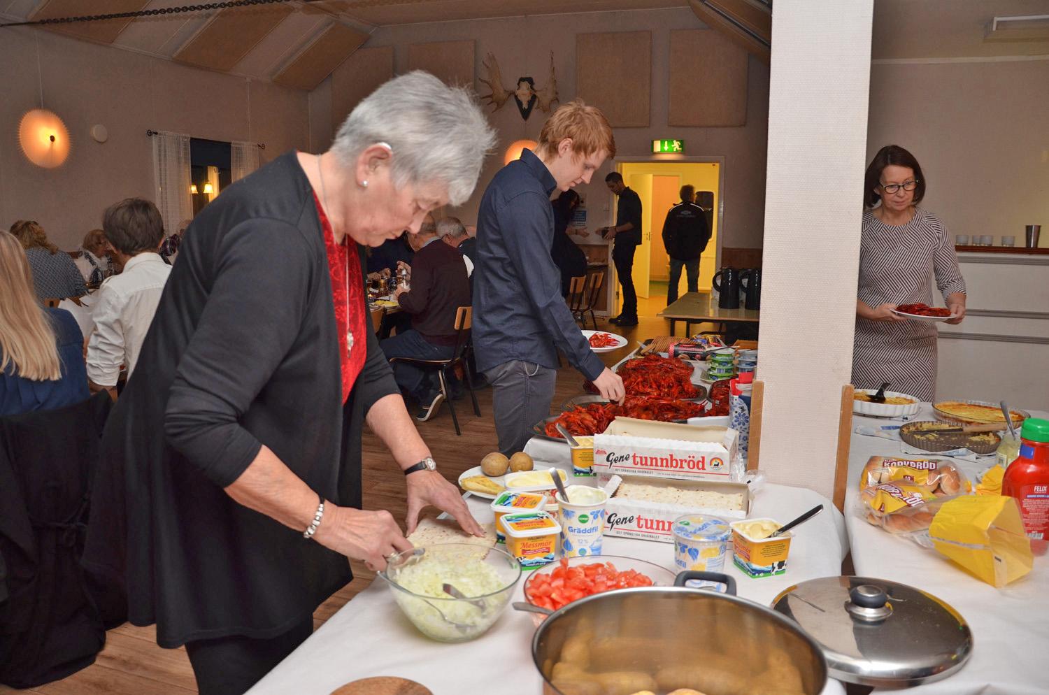 Röste.nu – Röstebilder – Kräft- och surströmmingsfest i Dönjegården 2017