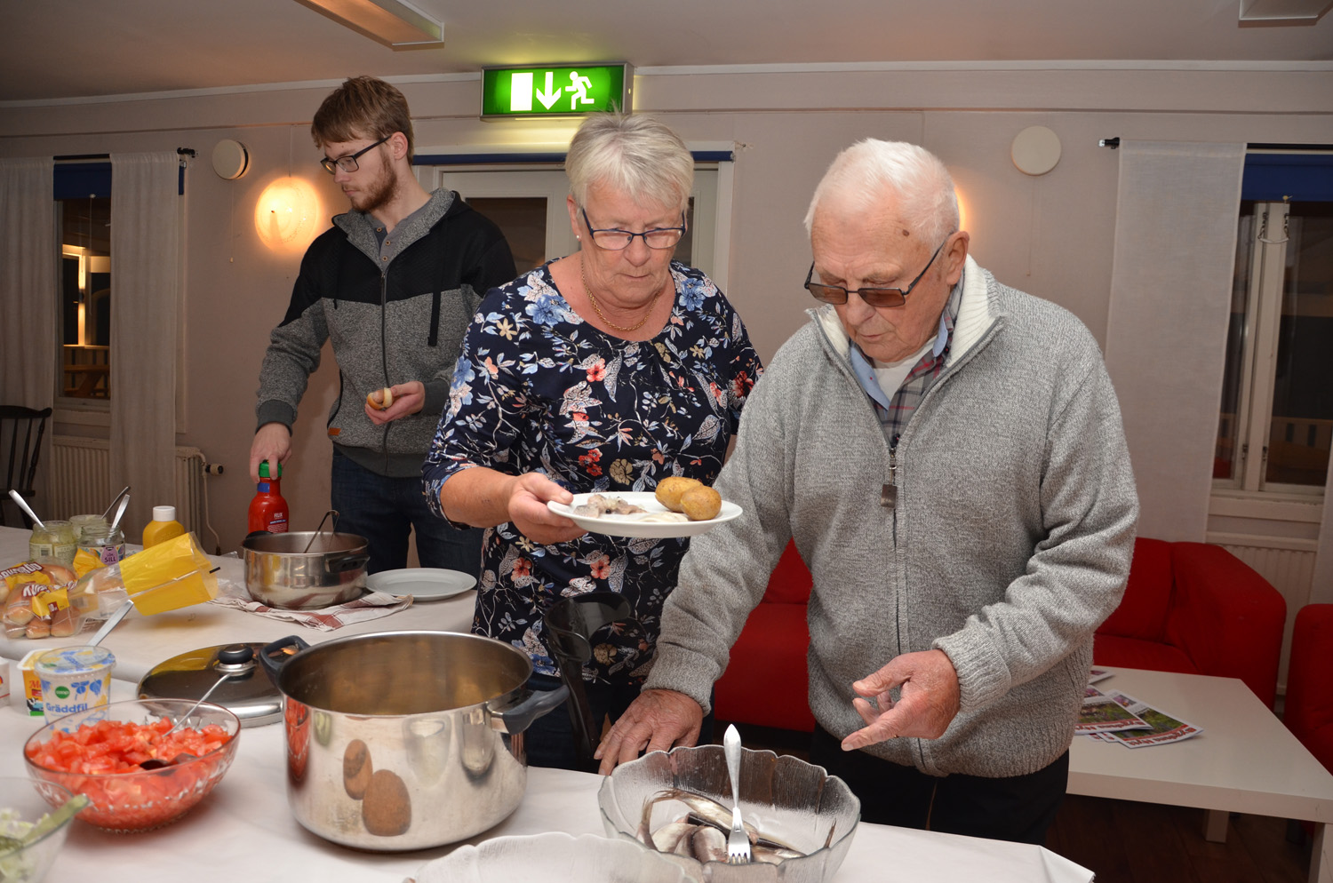 Röste.nu – Röstebilder – Kräft- och surströmmingsfest i Dönjegården 2017