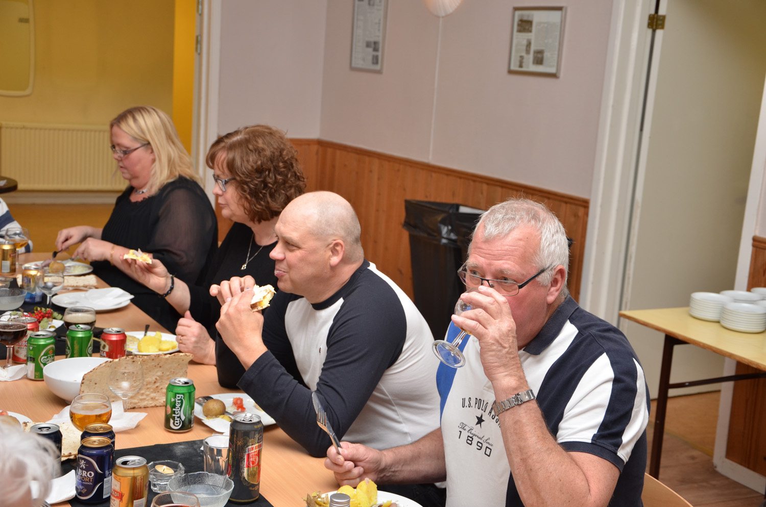 Röste.nu – Röstebilder – Kräft- och surströmmingsfest i Dönjegården 2017