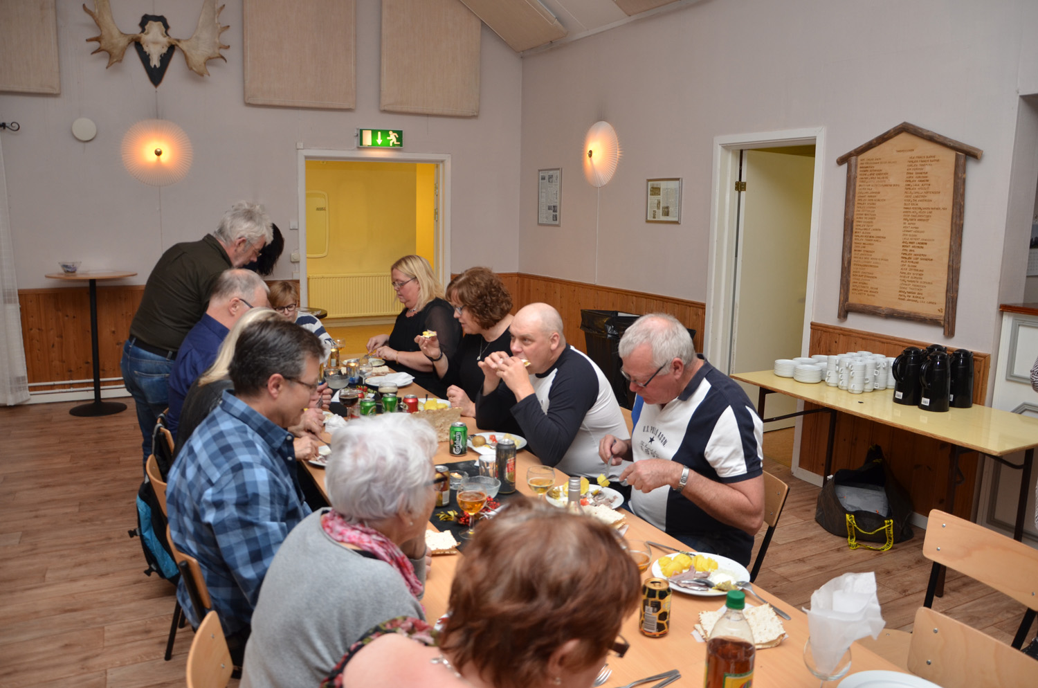 Röste.nu – Röstebilder – Kräft- och surströmmingsfest i Dönjegården 2017