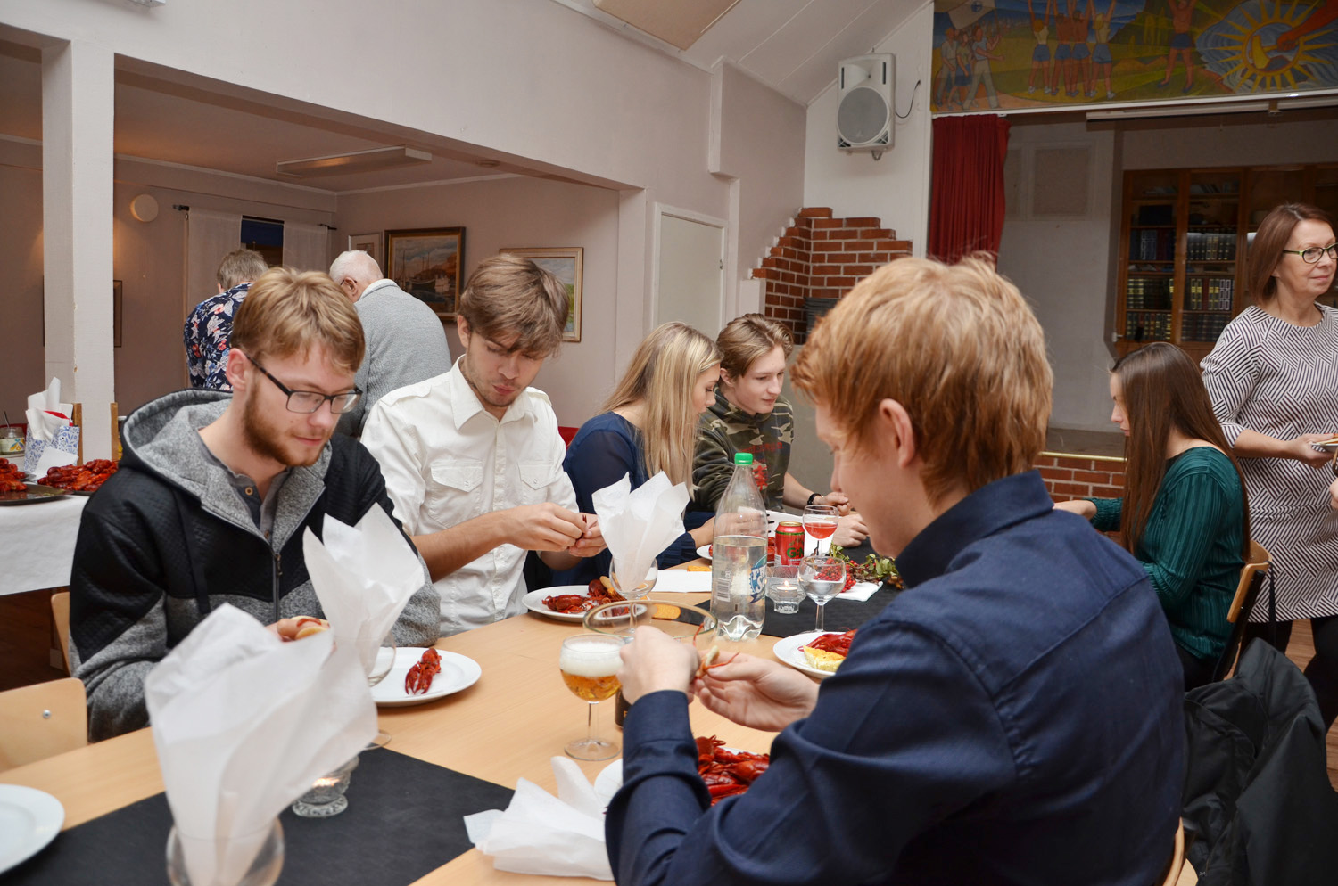 Röste.nu – Röstebilder – Kräft- och surströmmingsfest i Dönjegården 2017