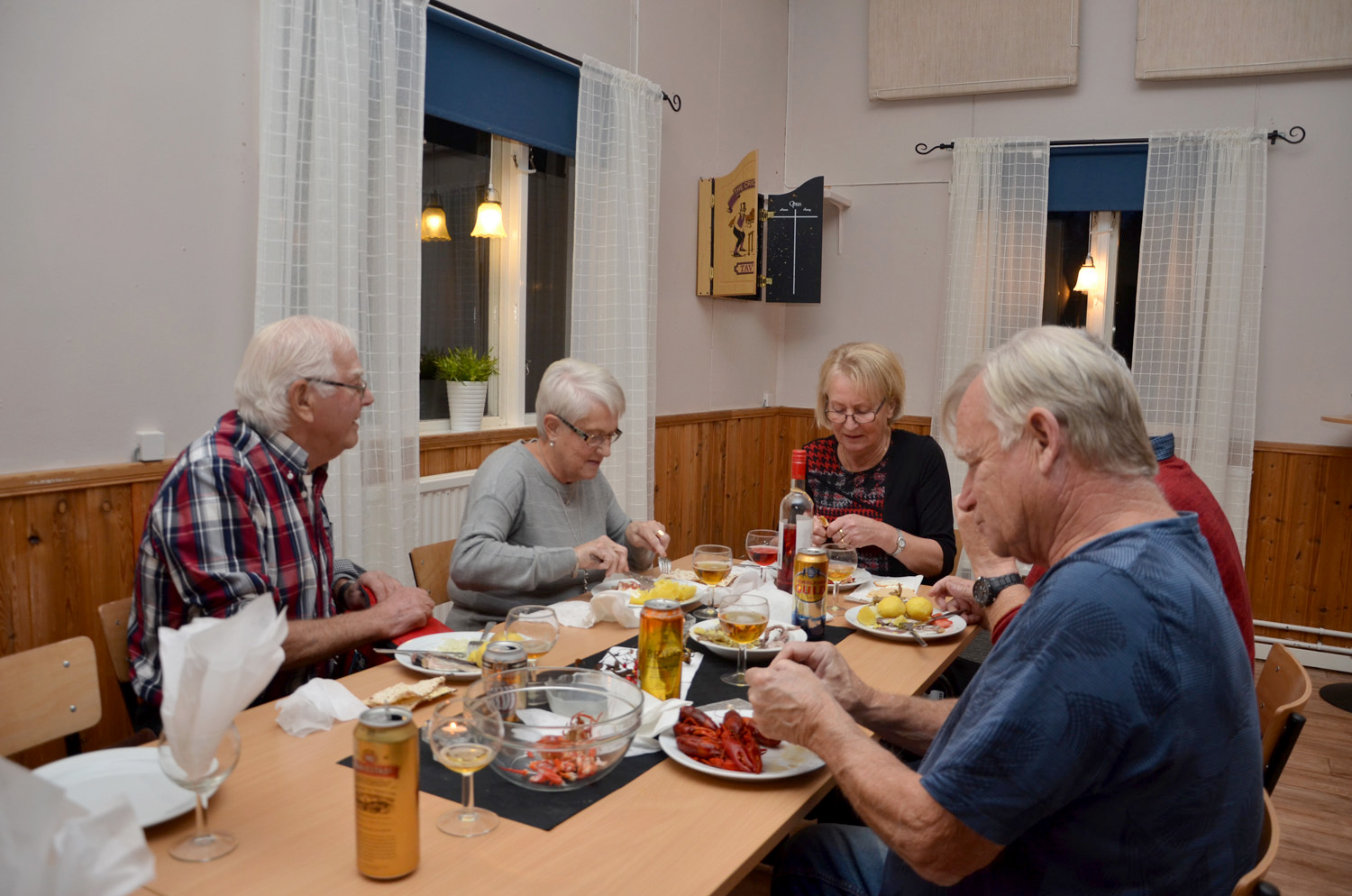 Röste.nu – Röstebilder – Kräft- och surströmmingsfest i Dönjegården 2017