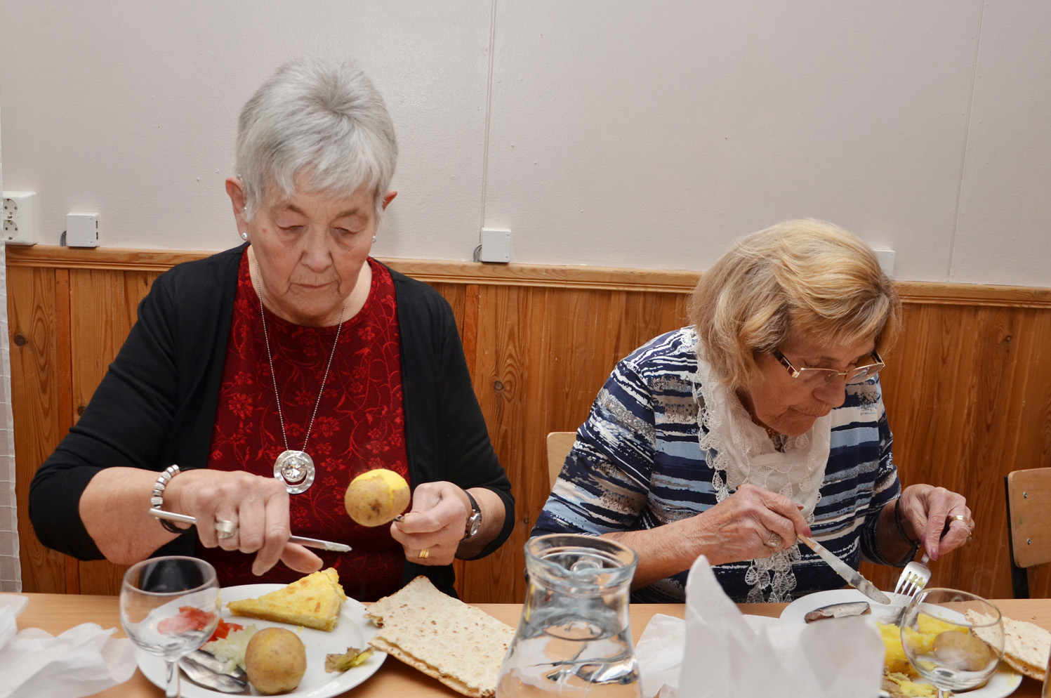 Röste.nu – Röstebilder – Kräft- och surströmmingsfest i Dönjegården 2017