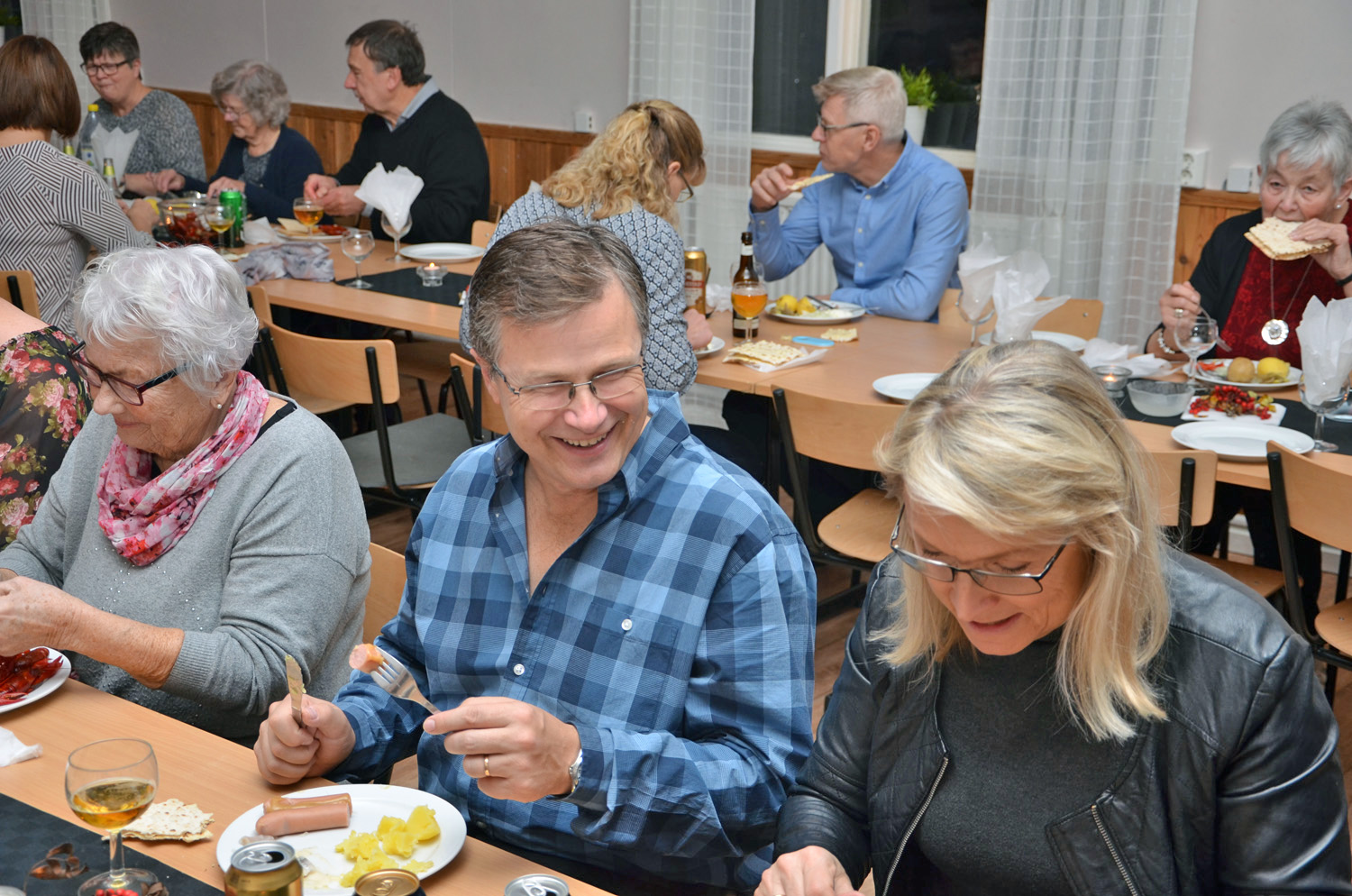 Röste.nu – Röstebilder – Kräft- och surströmmingsfest i Dönjegården 2017