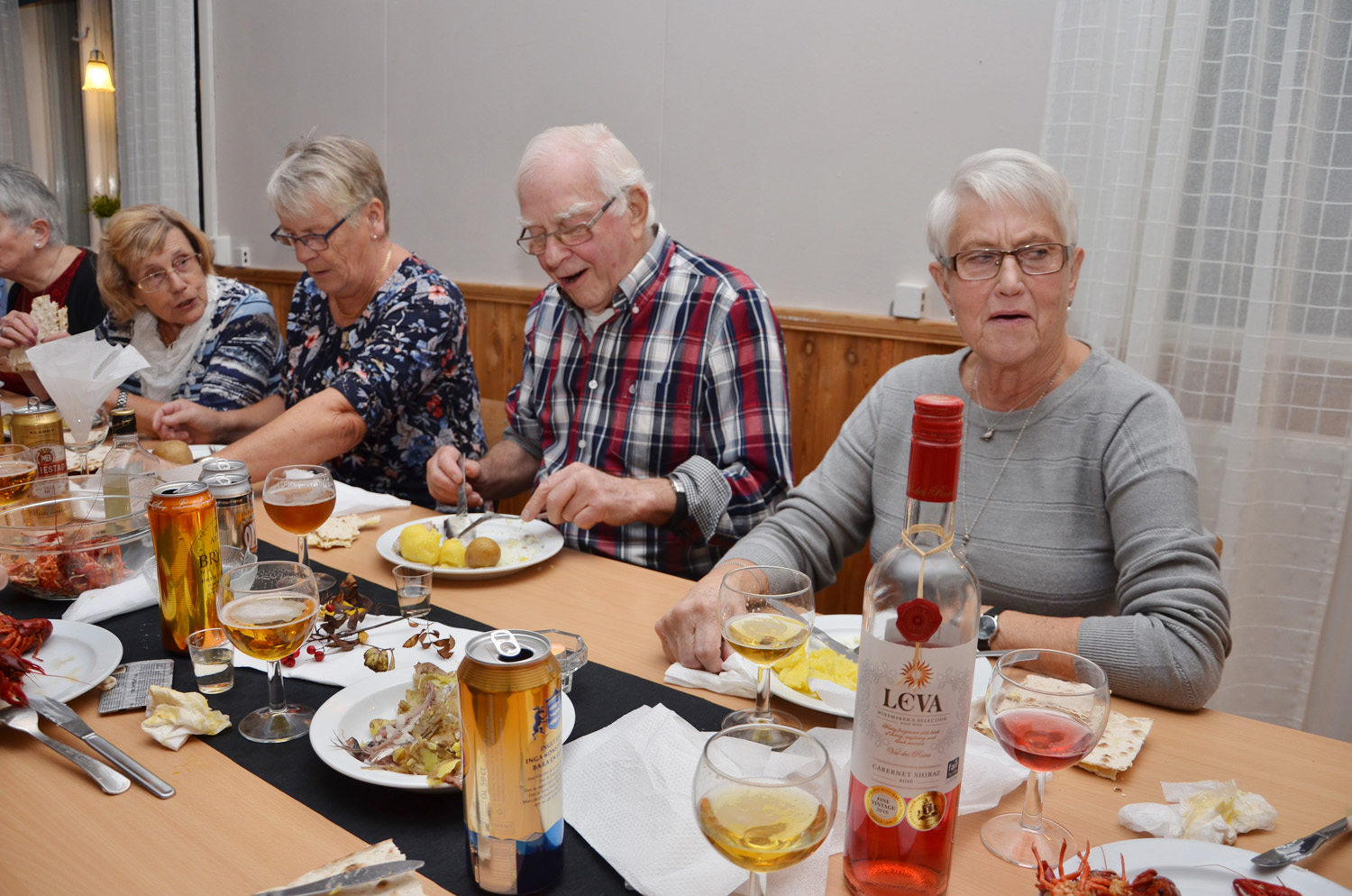 Röste.nu – Röstebilder – Kräft- och surströmmingsfest i Dönjegården 2017