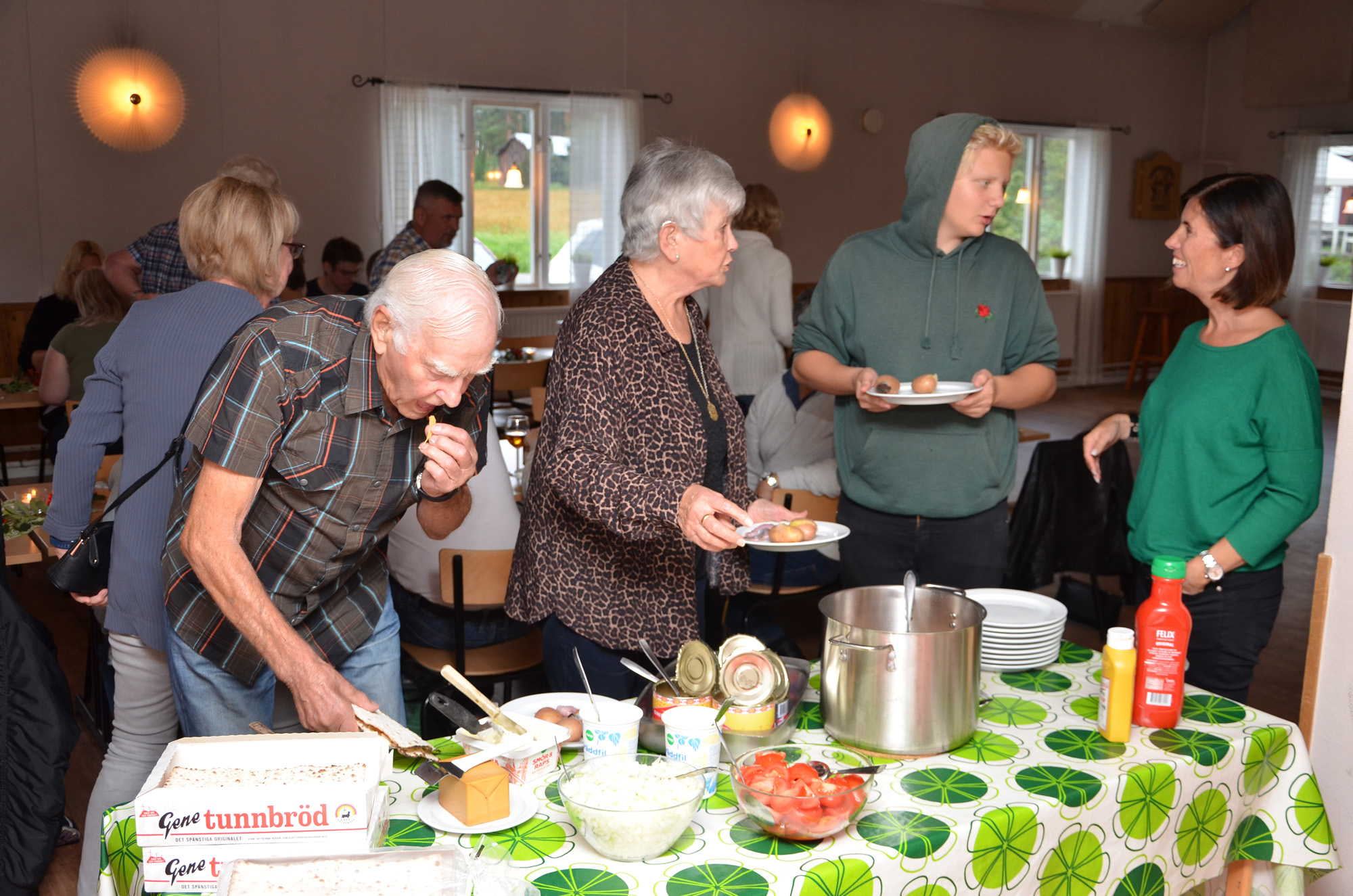 Röste.nu – Röstebilder – Kräft- och surströmmingsfest i Dönjegården 2019