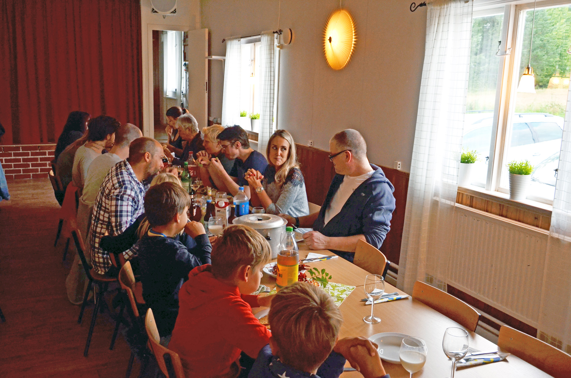 Röste.nu – Röstebilder – Kräft- och surströmmingsfest i Dönjegården 2019